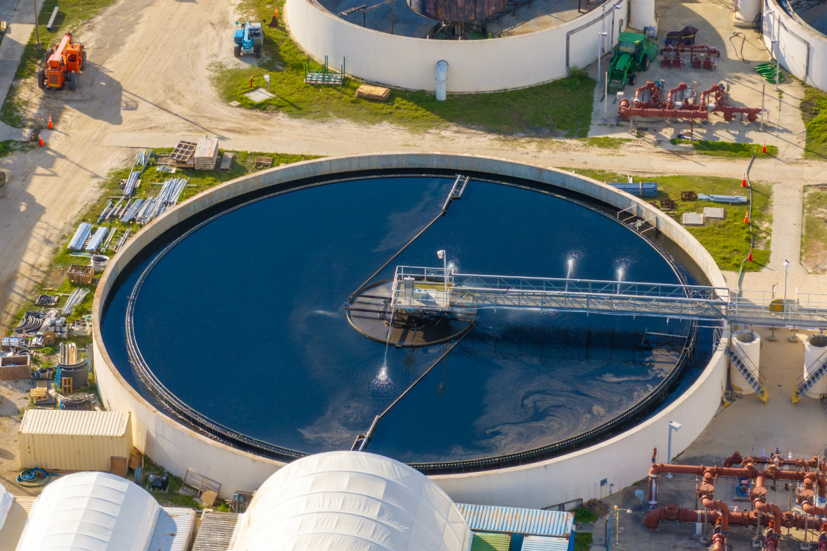 Drohnenfoto eines Wasseraufbereitungssystems